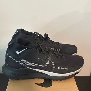 Nike React Pegasus Trail 4 GTX in Black and Silver